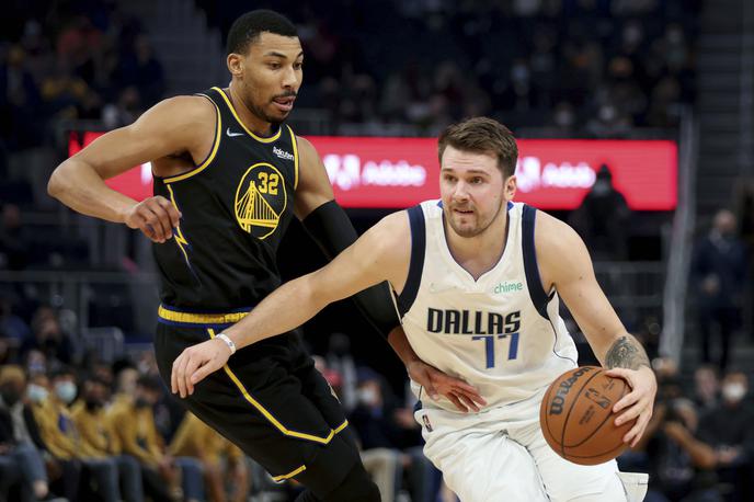 DOnčić Dallas Golden State | Luka Dončić je v uvodnih minutah zbral 13 točk, nato pa moral z dvema osebnima napakama na klop. | Foto Guliver Image