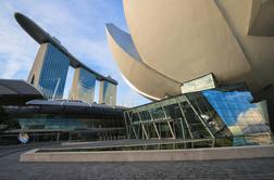 Marina Bay Sands v Singapurju ima futurističen videz: na njej lahko plujete po nebu