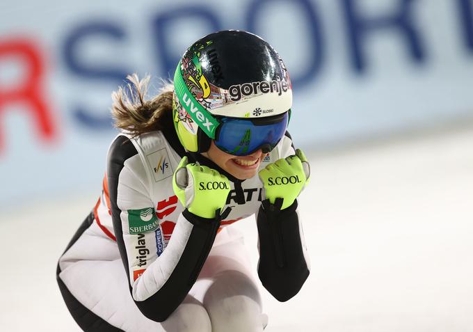 Nika Križnar je osvojila bronasto medaljo na veliki skakalnici, do konca sezone bo bila še bitko za veliki kristalni globus za skupno zmago v svetovnem pokalu. | Foto: Reuters