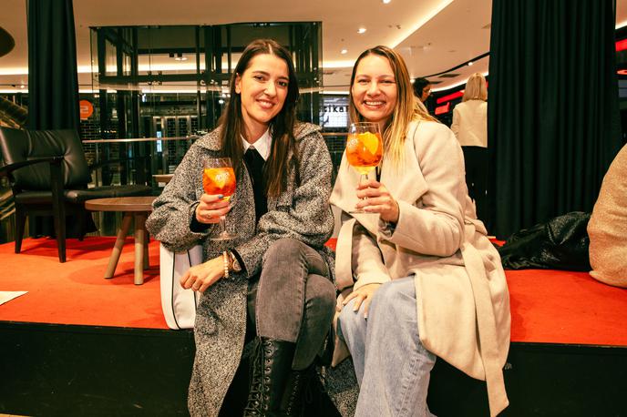 Alenka Husič, pevka, skupina Bepop; Iris Ošlaj, Sopranos Party Band Slovenia | Pevka Iris Ošlaj (desno) v družbi še ene glasbene kolegice Alenke Husič. | Foto Mediaspeed