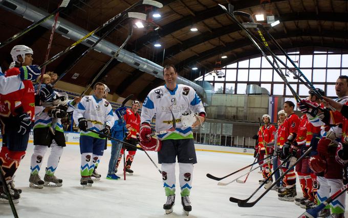 Takole so ga julija lani na poslovilni tekmi nekdanji soigralci in hokejski prijatelji pospremili v "igralski hokejski pokoj". | Foto: Matic Klanšek Velej/Sportida
