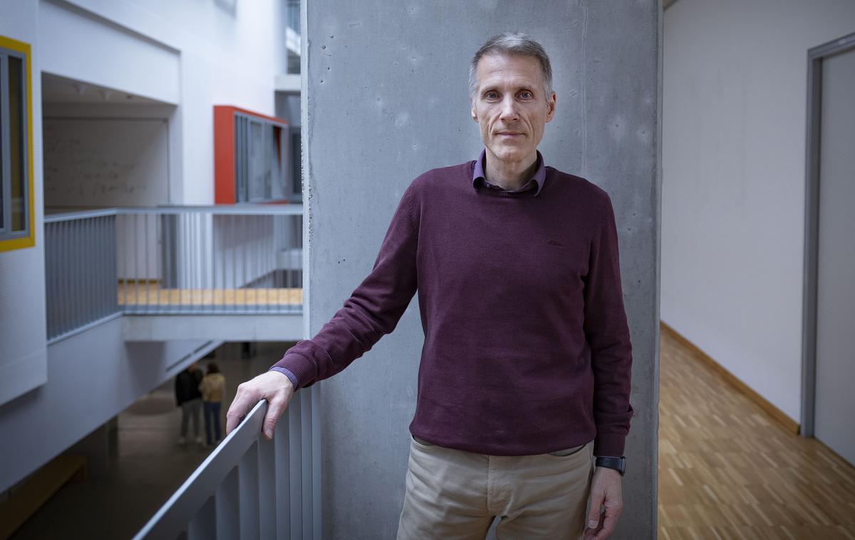 Marko Bajec | Dejstvo je, da znanosti in razvoja ne moremo ustaviti. Lahko pa se naučimo z njima živeti in izkoristiti prednosti, ki jih prinašata. Zdaj smo v fazi velikega tehnološkega preskoka – generativna umetna inteligenca je res preboj, kakršnega desetletja prej ni bilo.  | Foto Ana Kovač