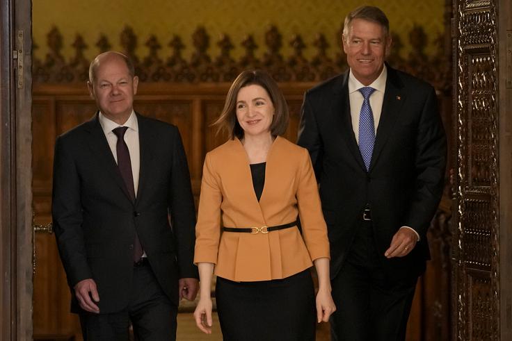 Moldavijo od decembra 2020 vodi predsednica države Maia Sandu. Ta je prozahodno in proevropsko usmerjena ter želi Moldavijo popeljati v EU, čemur nasprotuje proruski in evroskeptični del moldavskega prebivalstva. Letos Sandujevo čakajo pomembne predsedniške volitve. Na fotografiji vidimo Sandujevo z nemškim kanclerjem Olafom Scholzem in romunskim predsednikom Klausom Iohannisom (ta je pripadnik nemške manjšine v Romuniji). | Foto: Guliverimage/Vladimir Fedorenko