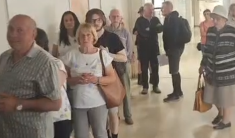Pacienti pred ZD Kamnik čakali več ur: vrsta vse od zgornjega nadstropja do dvorišča