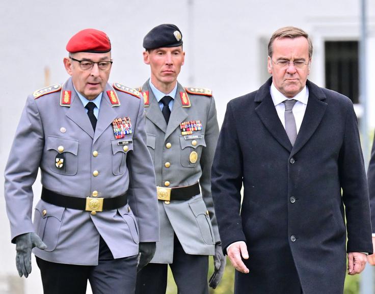 Christian Freuding je letos oktobra namesto generala Carstena Breuerja (levo) postal generalni inšpektor nemške vojske. Na slovesni primopredaji je sodeloval tudi nemški obrambni minister Boris Pistorius (desno). | Foto: Guliverimage