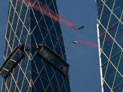 Prvič v zgodovini: sinhroniziran let v krilati obleki med dvojčkoma ikonične znamenitosti #video