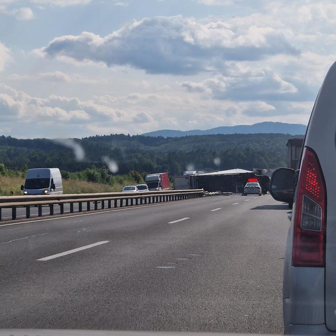 Tovorno vozilo se je prevrnilo zaradi počene pnevmatike.  | Foto: Radar Slovenska Bistrica/Sara Soršak