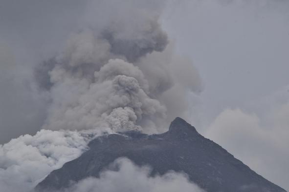 Izbruhi vulkana v Indoneziji ovirajo mednarodne polete #video