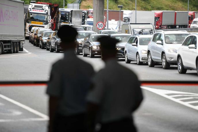 Gneča na meji | Za izstop iz Slovenije pa poleg Gruškovja do okoli pol ure vozila čakajo tudi na mejnih prehodih Jelšane in Petišovci. | Foto STA