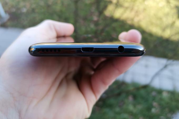 Izhod micro USB na dnu pametnega telefona Huawei P Smart 2019. | Foto: Matic Tomšič
