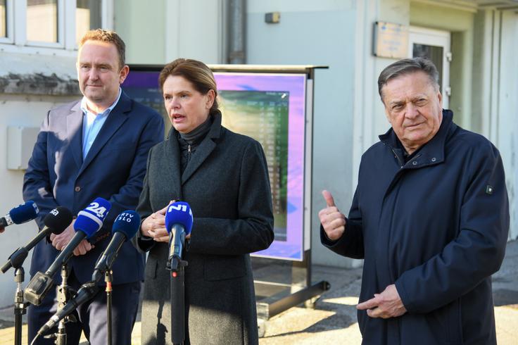 Dušan Mes, Alenka Bratušek in Zoran Janković so poudarili, da gradnja med obratovanjem postaje zahteva velike kompromise. | Foto: STA