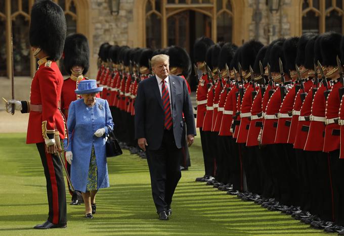 Donald Trump velja za velikega občudovalca britanske kraljeve družine. To je verjetno vpliv Trumpove mame Mary Anne, ki se je rodila na Škotskem in je bila velika zagovornica britanske monarhije. Na fotografiji: britanska kraljica Elizabeta II. in Trump leta 2018. | Foto: Guliverimage