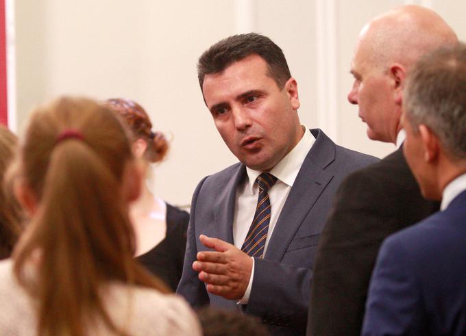 Premier Severne Makedonije Zoran Zaev je v odzivu na objavljene posnetke na Facebooku v petek zapisal, da mora preiskava ugotoviti vse podrobnosti in da "mora vsak odgovarjati za svoje ravnanje". | Foto: Reuters
