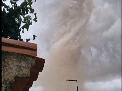 Tornado opustošil vas v Franciji, ranjenih več deset ljudi #video