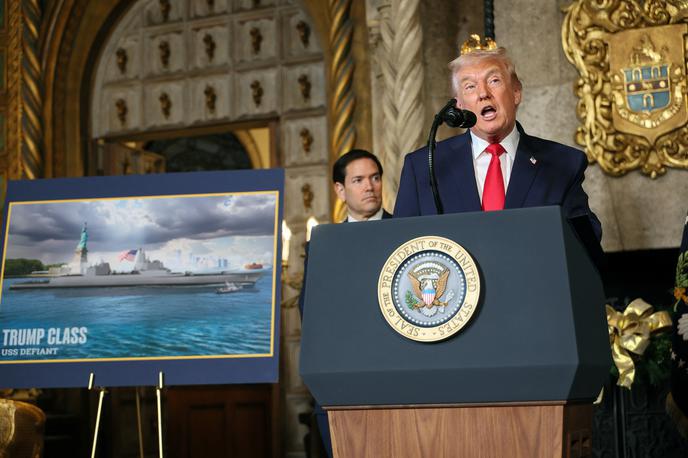 Donald Trump | Nova bojna ladja Trumpovega razreda bo po predsednikovih besedah izjemno velika in opremljena z nadzvočnimi raketnimi izstrelki, velikimi topovi, laserji in drugimi sodobnimi tehnologijami, ki so šele v razvoju. | Foto Reuters