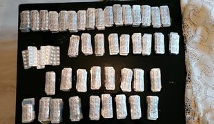 Policija 55-letnici zasegla več kot šest tisoč tablet