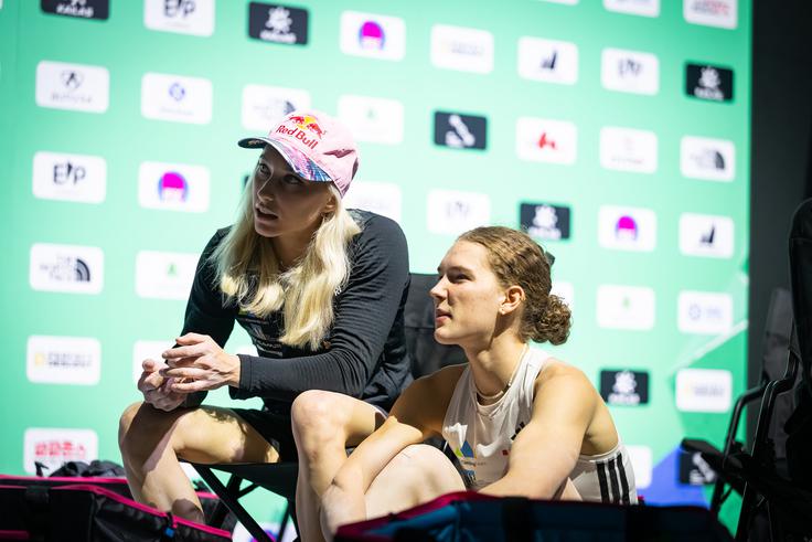 Janja Garnbret in Jennifer Buckley med spremljanjem finala na balvanih. | Foto: Slobodan Mišković