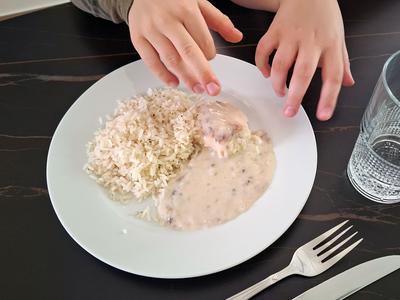 Ste mislili, da otroci ne marajo gob? Preverili smo Perfect piščančji zrezek z gobovo omako.
