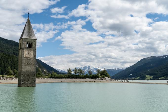 V jezero Resia potopljena cerkev Altgraun. | 32 mm, f/4.5, ISO-100, 1/1250 sekunde | Foto: Peter Susič