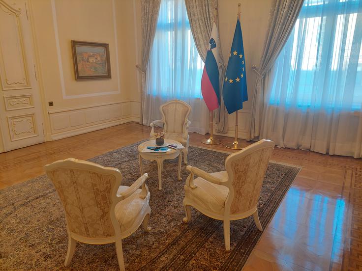 Protokolarna darila po veljavni zakonodaji postanejo last organa javnega sektorja, ki jih prejme, ta pa je odgovoren tudi za njihovo hrambo. | Foto: Siol.net/ A. P. K.