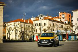 Fiat 500 1.2 8V lounge - šik mestni malček s posluhom za visoko modo