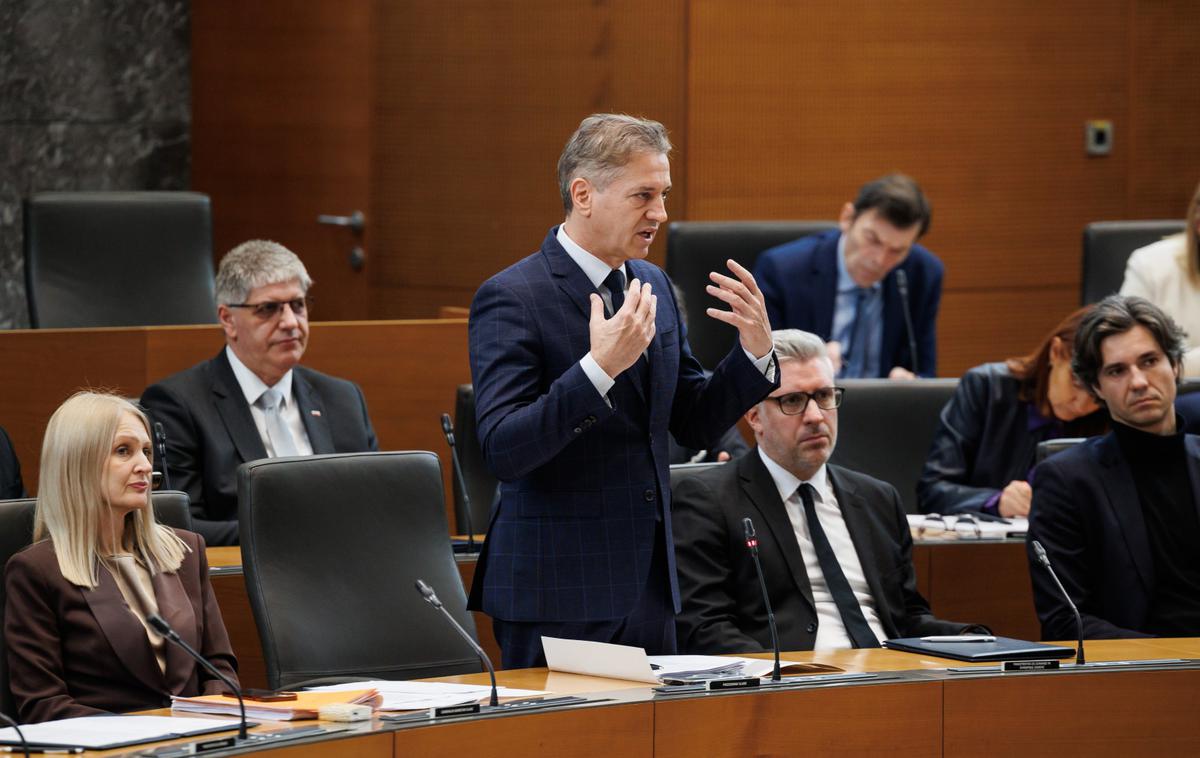 Robert Golob | Na tokratni redni seji poslance čaka tudi obravnava vmesnega poročila preiskovalne komisije DZ, ki preiskuje sume vpletanja politike v policijo in druge državne organe. | Foto STA