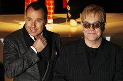 Elton John prodaja svojo garderobo