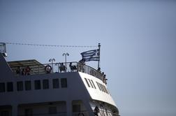 Na trajektu z več sto potniki pri Grčiji izbruhnil požar (video)