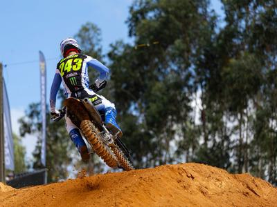 Tim Gajser po prvi vožnji še v borbi za stopničke