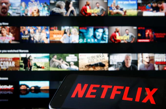 V Sloveniji za mesečno naročnino na Netflix plačujemo manj kot v večini drugih držav članic EU. Na Irskem mesečni obrok za dostop do serij in filmov stane skoraj dvakrat toliko kot pri nas. Res pa je sicer, da je knjižica vsebin, ki je na voljo slovenskim gledalcem, zaradi geolokacijskih blokad nekoliko bolj okrnjena kot v nekaterih drugih državah.  | Foto: Getty Images