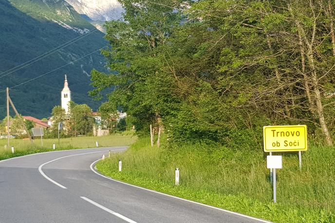 Trnovo ob Soči | Ovinek, kjer se je zgodila sobotna huda prometna nesreča. | Foto PU Nova Gorica