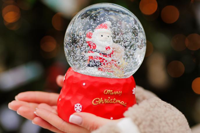 Snežna krogla | Mrzel božični dan je zagotovljen, za sneg ostaja upanje.  | Foto Shutterstock