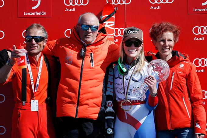 Skok v leto 2014: Barnaba Greppi v družbi družine Lare Gut | Foto: Sportida