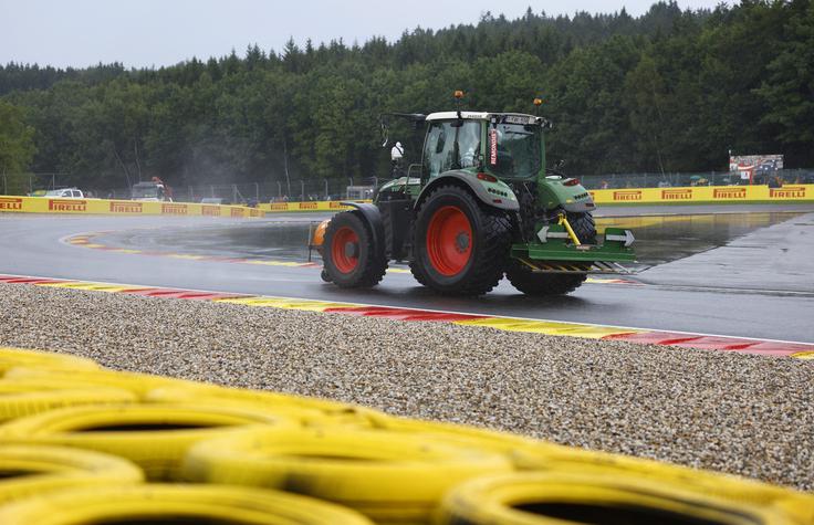 Več kot uro so sušili stezo. | Foto: Reuters
