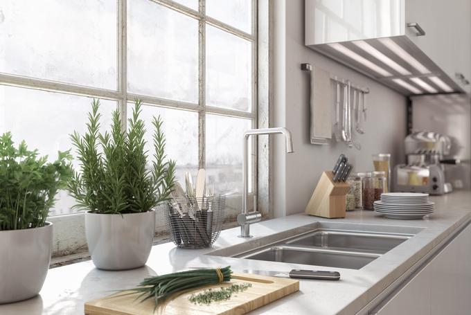 Svetloba je ključen element pri vsaki kuhinji. Naravno svetlobo lahko zelo dobro nadomestite tudi s pametno zasnovo umetnih luči. | Foto: Getty Images