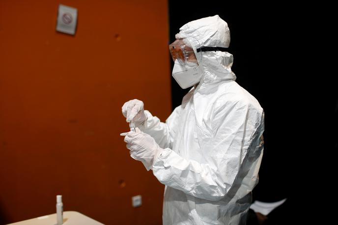 Novi koronavirus v Franciji | Da bi odkrili šibke točke novega koronavirusa, nekateri znanstveniki iščejo ljudi, ki so nenavadno odporni na novi virus. | Foto Reuters