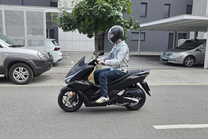 Kaj zmorejo skuterji? To je eden najbolj priljubljenih 125-kubičnih. #foto