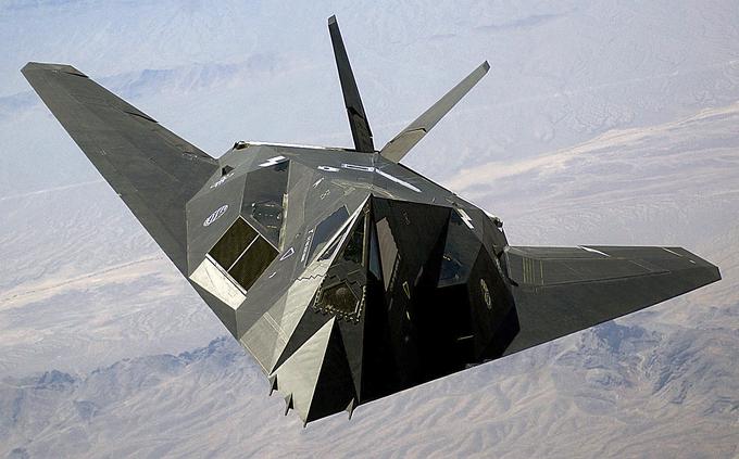 Najverjetneje gre sicer za kraj, kjer ameriška vojska še danes preizkuša nove vrste letal. Ameriška obveščevalna agencija CIA je pred časom namreč razkrila, da je vojska ZDA to na območju 51 že počela. Tam so med drugim preizkušali vojaška letala F-117 (na fotografiji), Lockheed U-2 in Lockheed D-21. | Foto: Thomas Hilmes/Wikimedia Commons
