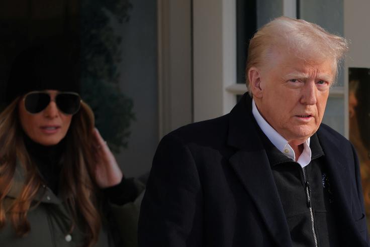 Donald in Melania Trump sta bila zaradi izdaje in promocije lastnih uradnih kriptovalut tik pred Trumpovo predsedniško zaprisego tarči kritik, da je šlo zgolj za način za hitro bogatenje obeh. Trumpa sicer obtožujejo tudi, da je njegov kriptožeton $TRUMP morda namenjen prejemanju političnih donacij oseb, ki tega ne želijo javno razkriti.  | Foto: Reuters