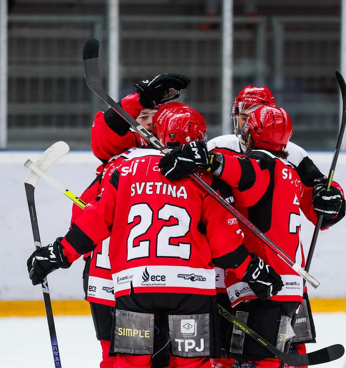 Finale državnega prvenstva med Olimpijo in Jesenicami se bo začel po koncu sezone železarjev v Alpski ligi. Ti čakajo na začetek polfinala. Dvoboj za slovenski naslov se ne bo začel pred 11. aprilom. | Foto: Aleš Fevžer