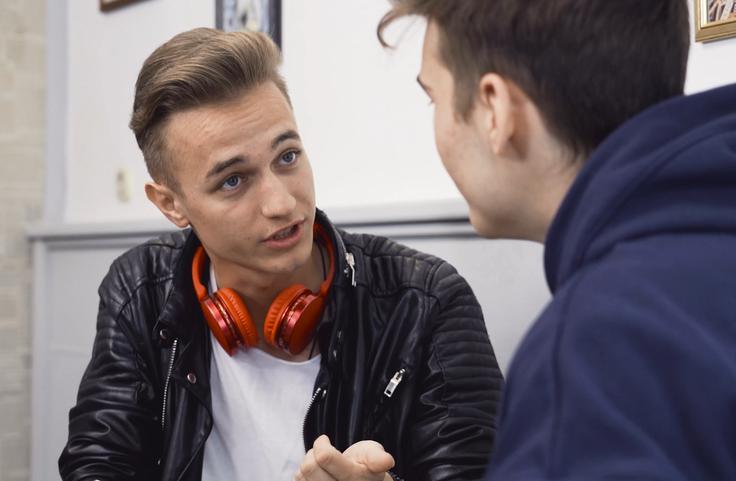 NLB Paket Mladostni? Rene pravi, da je kul, saj ponuja ogromno simpl ugodnosti za vse mlade do 27. leta. Ena od teh je sigurno plačevanje s telefonom. | Foto: 