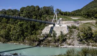 Soča: policistka skočila v reko in rešila utapljajočo se 27-letnico