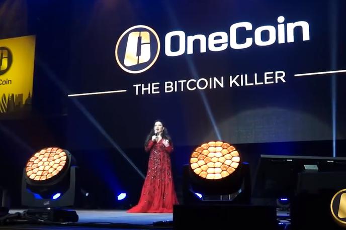 Onecoin Ruja | Onecoin so sprva oglaševali kot kriptovaluto, ki bo pometla z že uveljavljenimi kriptovalutami, kot je bitcoin, in mu v ta namen nadeli vzdevek "Ubijalec bitcoina" (The Bitcoin Killer). V ospredju je Bolgarka Ruja Ignatova, ustanoviteljica kriptovalute onecoin, ki pa se v javnosti ni pojavila že več kot eno leto. V denarno mrežo onecoina je promotorjem po zadnji neuradni informaciji, ki jo je na družbenem omrežju Facebook razkril eden od še vedno aktivnih sponzorjev, kot si pravijo sami, uspelo spraviti kar 15 tisoč Slovencev.  | Foto YouTube