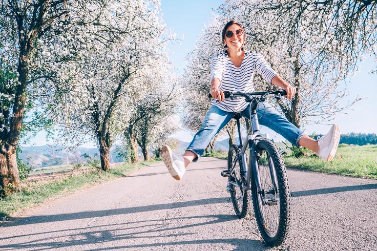 pomlad, kolo, kolesarjenje, sonce Nikoli ne smete: krmila kolesa izpuščati iz rok, dvigniti nog s pedal, voditi, vleči ali potiskati drugih vozil, pustiti se vleči ali potiskati, prevažati predmetov, ki bi vas ovirali pri vožnji, ali voziti drugih oseb, razen če je z zakonom določeno drugače, še opozarjajo pri policiji. | Foto: Shutterstock