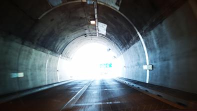 Slovenski tunelski hitrostni dirkači in 100 prekrškov