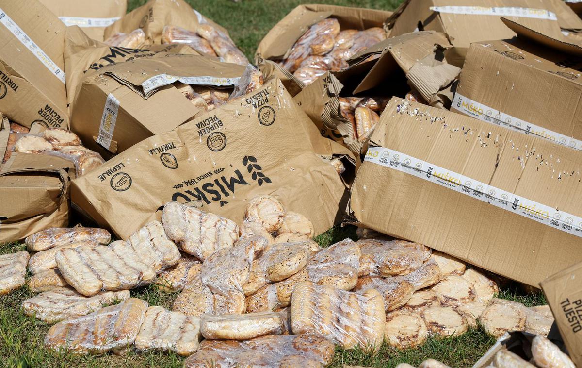 Sendviči | Kupi sendvičev v parku v predelu Zagreba.  | Foto Pixsell/Matija Habljak