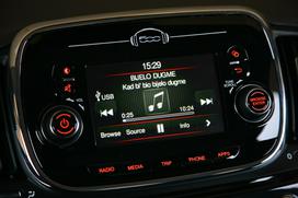 Fiat 500 1.2 8V lounge - šik mestni malček s posluhom za visoko modo