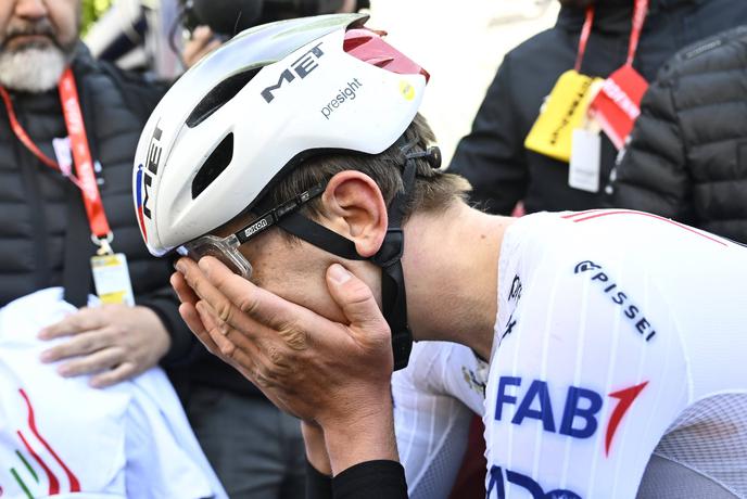 Čustveni Pogačar: Na kolesu sem mislil na Urškino mamo