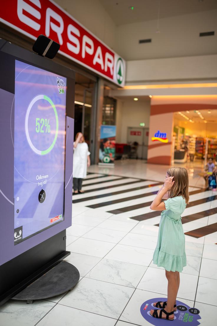Že ob postavitvi panoja so najbolj pogumni obiskovalci trgovine SPAR Citypark izvedeli, kakšen slog imajo, in prisluhnili svojemu priljubljenemu glasbenemu izboru. | Foto: Spar