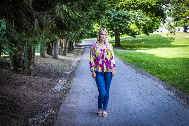 "Prišla sem do točke, ko ne bežim več, ko stvari ne odrivam stran od sebe. Ko na dan pride kakšen spomin, se z njim soočim. Med uspavanjem otroka me začne stiskati v prsih in takrat si dovolim, da se zjokam. Včasih si tega nisem dovolila." | Foto: Ana Kovač